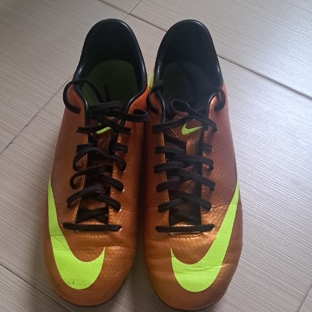 Nike Men's Vibrant Orange and Lime Athletic Shoes
